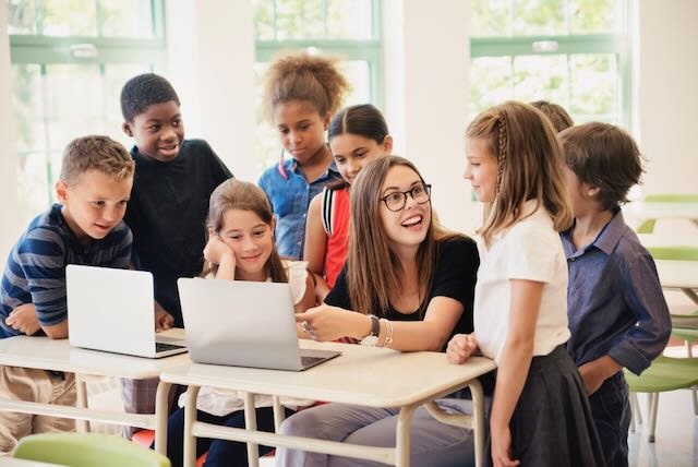 Porady dotyczące bezpieczeństwa w Internecie dla dzieci, nastolatków i rodziców
